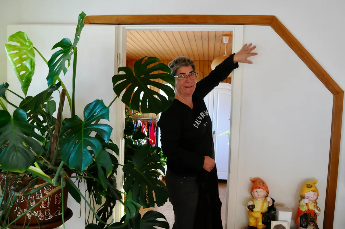 Man sieht einen Durchgang in der Wand.